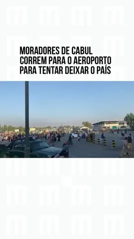 Mais moradores de Cabul correm para o aeroporto para tentar deixar o país após a invasão do Talibã. #TikTokNotícia #Afeganistão
