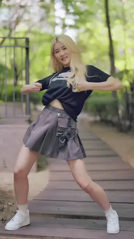 Su tendencia ha llegado a Corea🙋🏻‍♀️ dc:@iamferv  #sia_jiwoo #🇰🇷