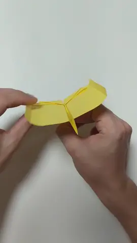 Забыл, как правильно запускать бумажный самолет 🤷‍♂️ #оригами #асмр #бумеранг #самолетикизбумаги