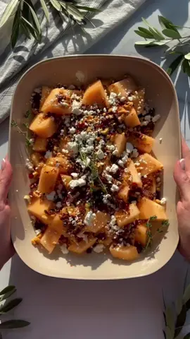 Cantaloupe with spicy bacon-cashew crumble and goat cheese 🍈🌶🥓