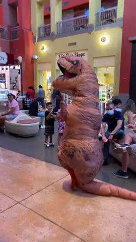 I has so much fun doing this thooo😂 #trex #publicreaction #danceinpublic #madagascarchallenge #viral