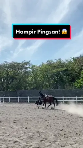 Jatuh lagiii, sakitt 😭 next time harus lebih hati2 #horse #equestrian #jumping #fall #jatuh