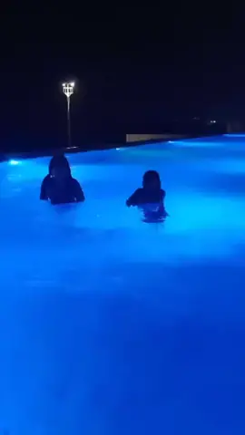 hal menyenangkan itu berenang dimalam hari sama teman 1 server