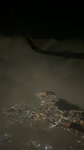 Guadalajara de noche, 🌃 vista desde el avión 🛩☁️  #guadalajara #vuelo #noche #skyview #nubes #increible #paisajes #viajes