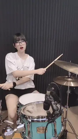 ทีมไหนดี #รักควรมีสองคน #รักควรมี2คน #ตีกลอง #drummer #drummergirl #femaledrummer #tarnsoftwhip #drumcover #ทีมเมีย