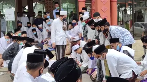 Ngalap barokah kyai waktu sholat Jumat #pondokpesantren #santri #darululum #jumatberkah