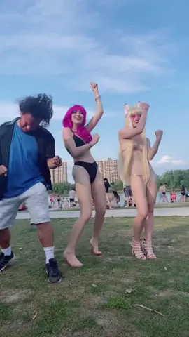 Back by popular demand, the wonderful @tdude64 !! Also no, we still can’t dance #kda #kdacosplay #leagueoflegends #leagueoflegendscosplay