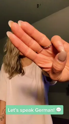 3️⃣ How to show three fingers … in German! How do you do it? ✨ #german #learngerman #germanteacher #deutschlernen