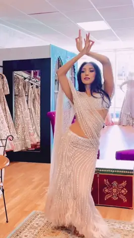 I know we’re over this trend but I just had to do it in this fit 🌶 #paanipaani #bollywood #dance #sari