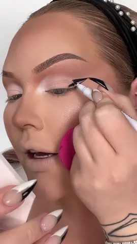 Hooded eyes? No problem with this #eyelinerhack 🤩 Check out the FAB @nikkietutorials testing this out 💖 #CLOUD10BEAUTY #fyp #Eyeliner #eyelinertrick