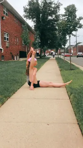 Street yoga 🧘🏼‍♀️ #flexible #yogagirl #fyp #foryoupage #ArmaniMyWay #model #musician