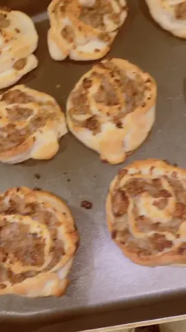 An easy side to help fill up the fam! I usually serve this with Alfredo 🥰 #sausage #pizzadough #roll #yummy #feedfamily #hungry #sodelicious