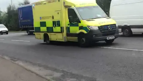NIAS responding to a 999 call #nias #northernirelandambulanceservice #999call #lightsandsirens #emergency #fyp