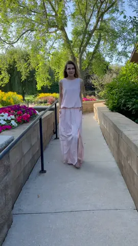 Enjoying summer before it’s gone 🌸🌿 #maxidress #pinkdress #highslitdress #dresswithpockets #pocketdress #summerdress #weddingguestdress #foryoupage