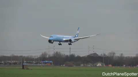 Máy bay đẹp quá #etihad #manchestercity #flight #airplane #landing #fy #fyp #fypシ #trend #trending #aircraft #xuhuong #maybay