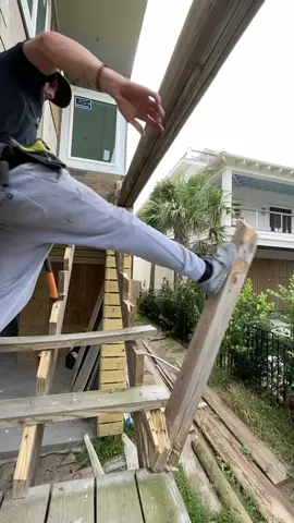 Stair Demolition 🖖🏼 #lifeisgooddance #fypfypfypfypfypfypfypfypfypfypfyp #DenimYourWay #parati #carpenter