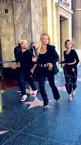 What do you think the guys behind us were thinking ?! 😂 @Miranda Derrick @Gordon Watkins #danceinpublic #viral