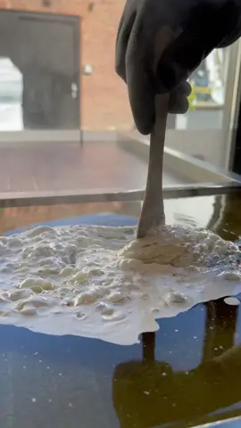 The reason for the “sizzle” is the water that’s evaporating from the coloring. Sugar = 155 celcius, coloring = roomtemperature✌🏻 #handmade #candy #asmr #fy #fyp #voorjou