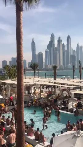 Dubai pool party!💦🎉 #dubai #dubai_dxb_uae #dubailife #dubaitiktok #poolparty #party #foryoupage #fyp #dubaiparty
