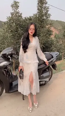 Các chị hỏi bé nhiều quá, váy bé mặc lại về thêm rồi ạ 🥰 Hàng thiết kế nhà bé thì đỉnh của chóp rùi😝😝❤️❤️