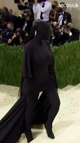 #KimKardashian has ARRIVED 🌚  #MetGala