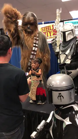 Meeting jyoti Amge with Chewie and some mandos #jyotiamge #chewie #steelcitycon