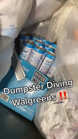 Nice Small Dumpster Dive Haul From Walgreens!  #dumpsterdiving #dumpsterdiver #dumpsterdive #dumpsterdivingmama #garbagepicking #freefood #trash