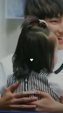 No words ❤ taehyung is so good with kids 😭 #kimtaehyung #btsv #chirdrens #btsxarmy #xyzbca #moreviews #viral #foryoupage #parati