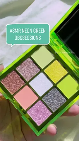 I love my green shadows 😍 ASMR UNBOXING @Huda Beauty💄 neon green obsessions #makeuptiktok #asmr #asmrunboxing #summereyemakeup #neonmakeup #fyp