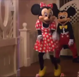 Minnie Mouse getting it 😛 The look on Mickey 😆 #minniemouse  #mickeymouse #disneyland #getit #shakeit #minnieandmickeygonewild