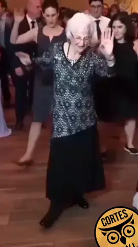 VOVÓ DANÇANDO NA FESTA... #viral #vovódançando #3idadefeliz