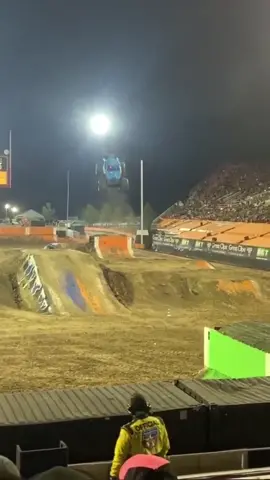 Send it to the moon ✈️  #sendit #crash #monsterjam #monstertruck #jump
