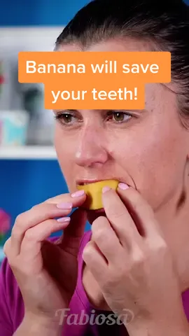 Banana'll take away your teeth sensitivity! 🥰 #DIY #lifehacks #fyi