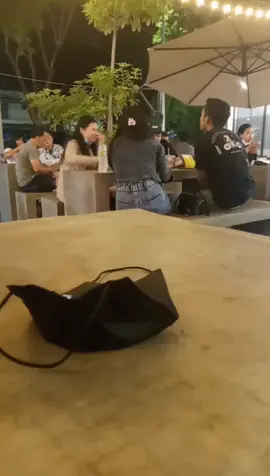 liat orang pacaran😂😂