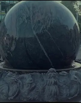 Шар крутится вертитсяПорой путь словно лестница в небесаЖизнь мелит нас словно мельница,Но мне в лучшее верится…#шар #клд #врек #мельница #баста