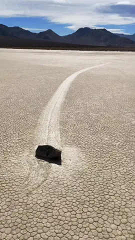 Repost of this awesome place in Death Valley 🥰 #SailingStones #naturalphenomena #RacetrackPlaya  #CaliforniaAdventures