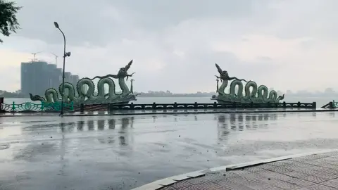 Có ai thích đi dưới cơn mưa thu se se lạnh của Hà Nội như tôi không 😊 Ai còn cô đơn thì hãy tìm cho mình một nơi an trú nhé 🙂 #hai_con_rồng #hồ_tây