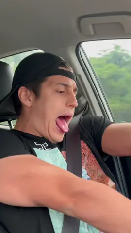 Todavia me estoy riendo😂 @chrisrvideos_ @J Balvin @tokischaperalta #parati #foryourpage #foryou #viral #fyp #vacalocard