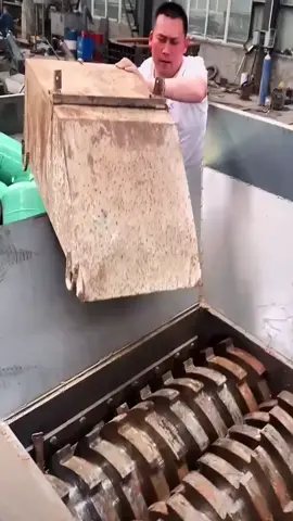 Shovel shredder machine. Metal recycling machine. #shredder #metalrecycling