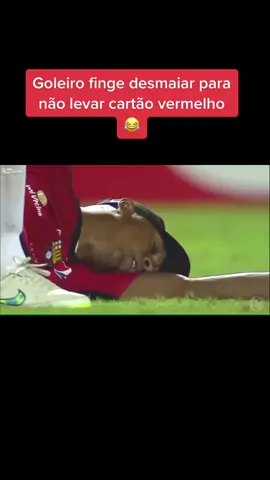 Goleiro finge desmaiar para não levar cartão vermelho 😂 #championsleague #fute #futebol #fy #fyp