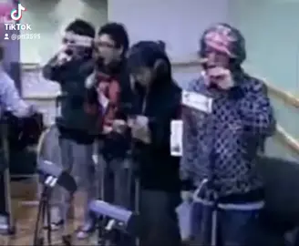 mấy a nhìn Chi Đi với kiểu 