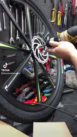 e no final: gravando e futricando sobre a queda das redes sociais. Mas a melhor queda foi do preço dessa aro 29 com rodas em magnésio!!