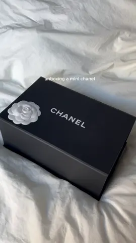 unboxing a mini chanel bag 🤍🖤 #unboxingchanel #asmrunboxing #chaneltweed #chanelbag
