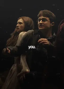 OML look how he grabs her #harrypotter #ginnyweasley #hinny #fyp