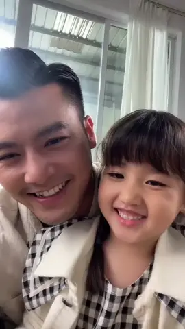 辟谣：这不是我的女儿，这是在拍摄广告的时候一个儿童演员，很可爱的一个小女孩儿，另外，我从未出国，一直在中国发展，希望大家不要上当受骗！#沈爱周 #沈爱周回归TikTok #shenaizhou3是骗子 #远离杀猪盘 #杀猪盘没有好下场 #骗子死光光