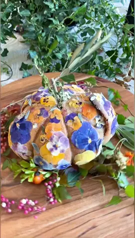 Edible flower pumpkin loaf💐🎃 celebrating Thanksgiving and Friendsgiving #Breadtok