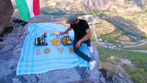 ئەم خاکە جوانە بۆ من ژیانە 🥺💙روحم گیانم بە فیدای کوردستانە 🌍🌹چاوی هەمووانە   ،    هیوای دلانە 💛✨چەند شیرینە بووکی جوانی ژیانە 🫀❤️ لانەی ئەوینم سەرچاوەی ژینم 🥀🌹کوردستان هەر توی چارەی برینم 🌚🌺#کوردستان🇹🇯️ #balakaiaty #choman