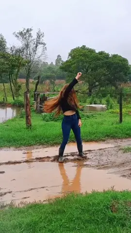 Me segue no insta ! 🙏🏽 Que alegria tudo verdinho finalmente acabou a seca 🌱🙏🏽 #aruivadaroça #dancandonachuva #chuva #agro #pecuaria