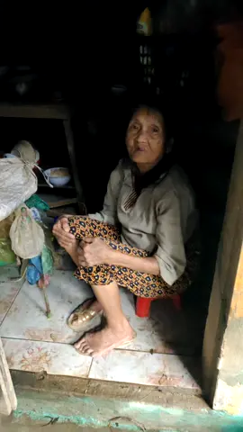 Lại một mùa mưa bão nữa tới . Nhìn hình ảnh các cụ già neo đơn mà thấy thương vô cùng ❤