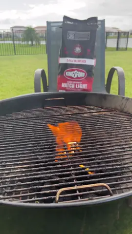 #ad #kingsfordmatchlight lights up easy, gives food delicious grill marks, & a smoky taste; all ready for tailgating 😋 Get @kingsford at Walmart!